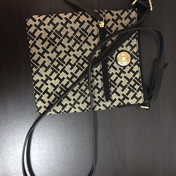 ❌SOLD❌Tommy Hilfiger Crossbody - Picture 2 of 4